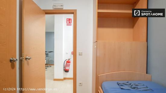 Acogedora habitación en alquiler en un apartamento de 5 dormitorios en Gràcia - BARCELONA