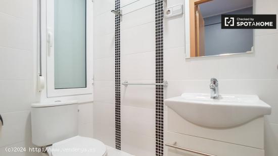 Acogedora habitación en alquiler en un apartamento de 5 dormitorios en Gràcia - BARCELONA