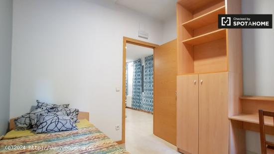 Amplia habitación en alquiler en apartamento de 5 dormitorios en Gràcia - BARCELONA