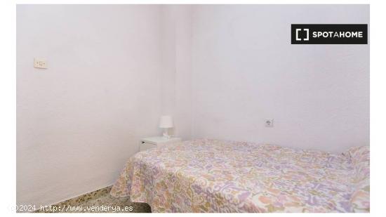 Habitación con escritorio y cama individual en alquiler en apartamento de 5 dormitorios en Ronda - 