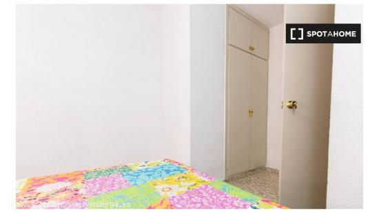 Habitación con escritorio y cama doble en alquiler en apartamento de 5 dormitorios en Ronda - GRANA