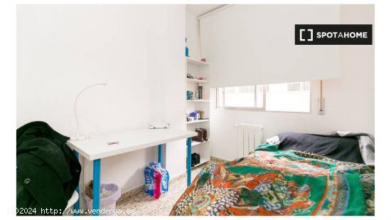 Habitación con escritorio y cama individual en alquiler en apartamento de 5 dormitorios en Ronda - 