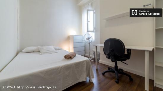 Habitación bien amueblada en un apartamento de 5 dormitorios en Extramurs - VALENCIA