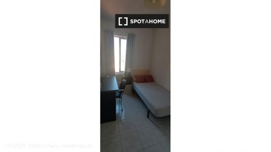 Acogedora habitación en alquiler en apartamento de 3 dormitorios en Lucero - MADRID