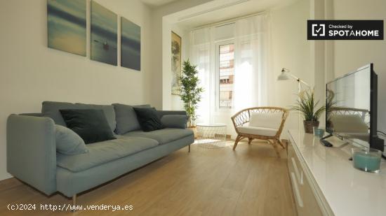 Acogedora habitación en alquiler en un apartamento de 3 dormitorios en Gràcia - BARCELONA