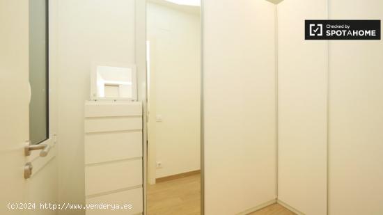 Se alquila habitación ordenada en un apartamento de 3 dormitorios en Gràcia - BARCELONA