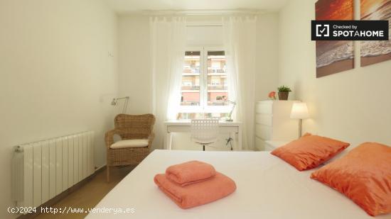 Habitación luminosa en alquiler en apartamento de 3 dormitorios en Gràcia - BARCELONA