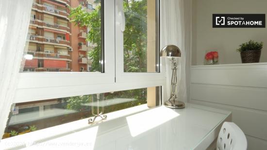 Habitación luminosa en alquiler en apartamento de 3 dormitorios en Gràcia - BARCELONA