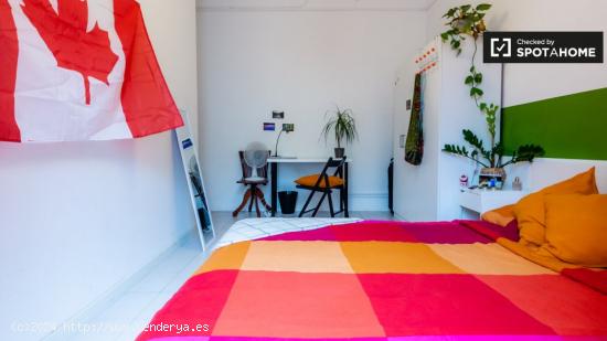 Habitación soleada en piso de 12 habitaciones en Poblenou - Mujeres - BARCELONA