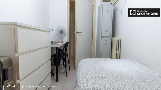 Habitación en piso de 12 habitaciones en Poblenou - Mujeres - BARCELONA