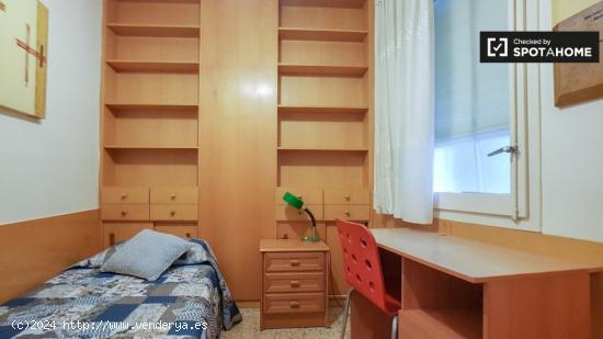 Se alquila habitación en piso de 3 dormitorios en Les Corts - BARCELONA