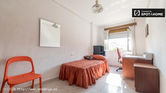 Habitación para alquilar en espacioso apartamento de 4 dormitorios en la hermosa Camins al Grau - V