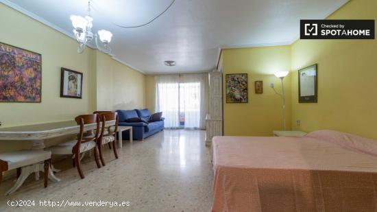 Se alquila habitación en apartamento de 5 dormitorios en Camins al Grau, Valencia. - VALENCIA