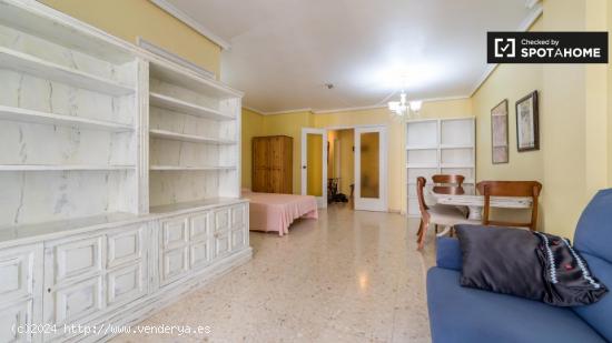 Se alquila habitación en apartamento de 5 dormitorios en Camins al Grau, Valencia. - VALENCIA