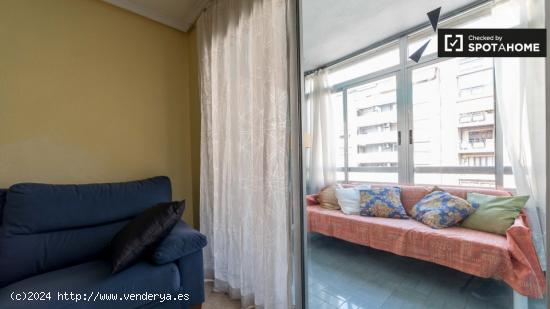 Se alquila habitación en apartamento de 5 dormitorios en Camins al Grau, Valencia. - VALENCIA