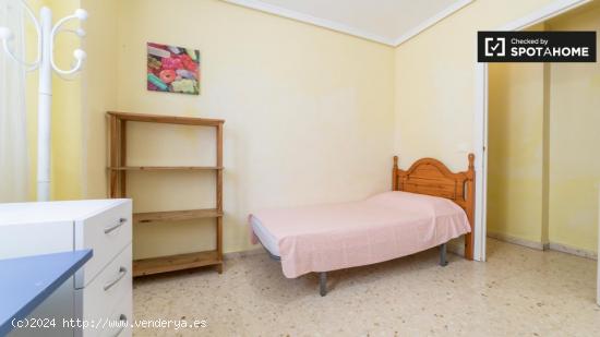 Habitaciones con cama individual en alquiler en un apartamento de 5 dormitorios en Camins al Grau, -