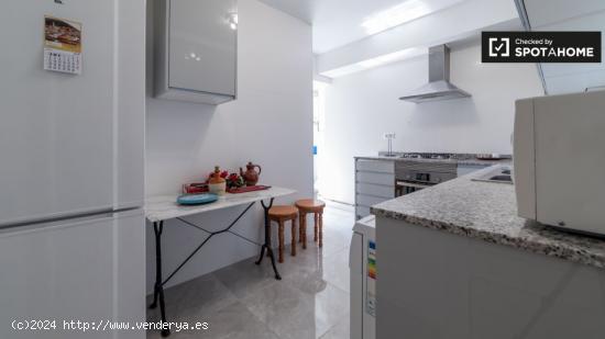 Habitación con cama individual en alquiler en un apartamento de 5 dormitorios en Camins al Grau, - 