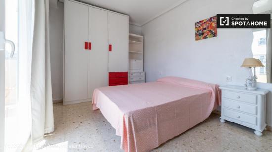 Habitación con cama doble en alquiler en un apartamento de 5 dormitorios en Camins al Grau - VALENC