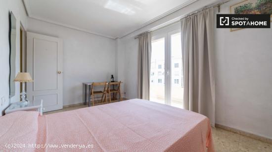 Habitación con cama doble en alquiler en un apartamento de 5 dormitorios en Camins al Grau - VALENC