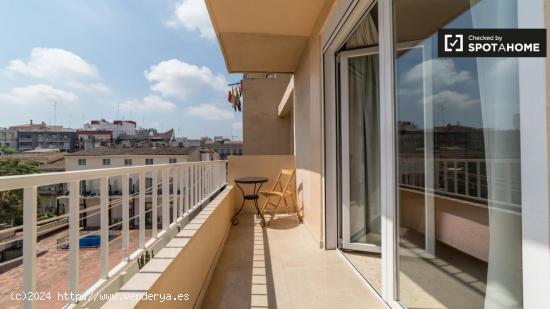 Habitación con cama doble en alquiler en un apartamento de 5 dormitorios en Camins al Grau - VALENC