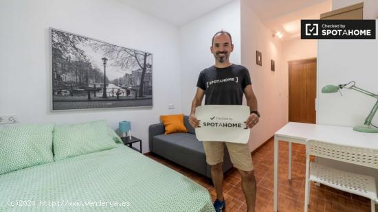 Habitación soleada con cama doble en alquiler en Quatre Carreres - VALENCIA