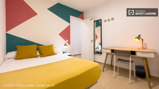 Gran habitación en apartamento de 6 dormitorios en Barri Gòtic - BARCELONA