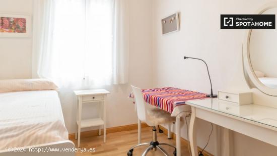 Se alquila habitación en apartamento de 4 dormitorios en Delicias - MADRID