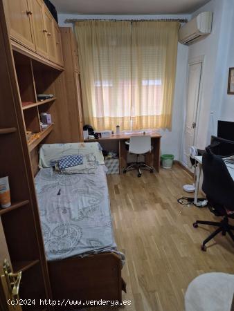  Se alquila habitación en apartamento de 4 dormitorios en Delicias - MADRID 