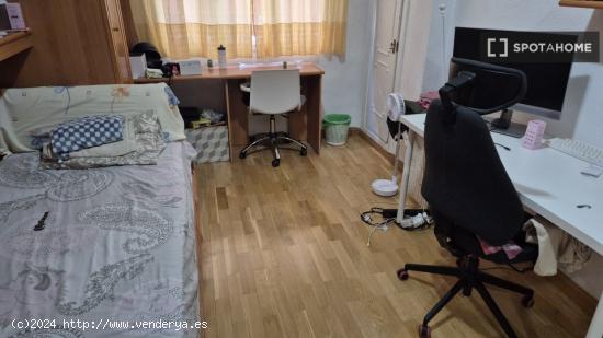 Se alquila habitación en apartamento de 4 dormitorios en Delicias - MADRID