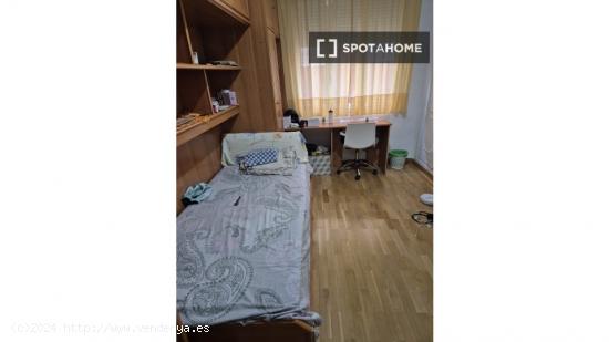 Se alquila habitación en apartamento de 4 dormitorios en Delicias - MADRID