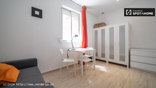 Se alquila habitación con cama doble en piso de 5 habitaciones en Valencia. - VALENCIA