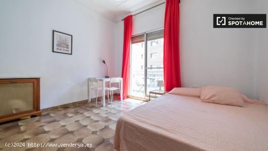 Se alquila habitación con cama doble en apartamento de 6 habitaciones. - VALENCIA