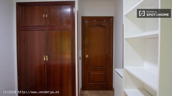 Habitación luminosa en alquiler, apartamento de 5 dormitorios, Carabanchel - MADRID