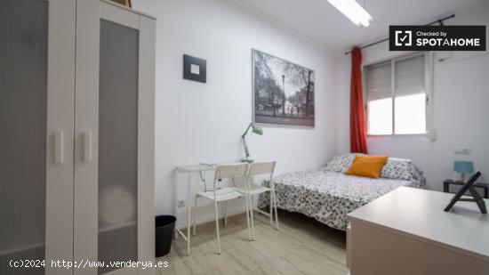 Se alquila habitación con cama doble en piso de 5 habitaciones en Valencia. - VALENCIA