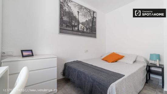 Gran habitación en alquiler, apartamento de 4 dormitorios Rascanya - VALENCIA