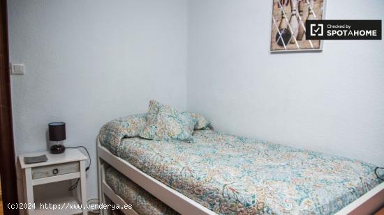 Habitación amueblada en apartamento de 3 dormitorios, L'Olivereta - VALENCIA