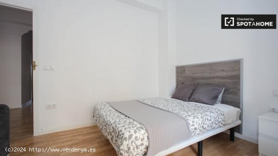 Elegante habitación en alquiler en un moderno apartamento de 5 dormitorios en Camins al Grau - VALE