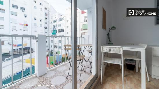 Amplia habitación en un apartamento de 5 dormitorios en Quatre Carreres - VALENCIA