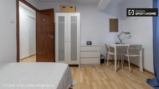 Gran habitación en apartamento de 5 dormitorios en Quatre Carreres - VALENCIA