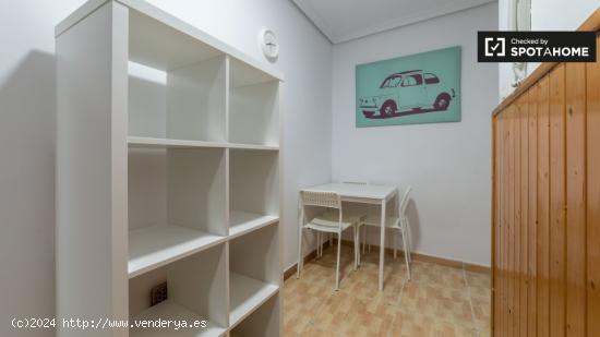 Gran habitación en apartamento de 5 dormitorios en Quatre Carreres - VALENCIA