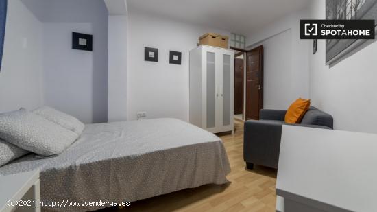 Acogedora habitación en apartamento de 5 dormitorios en Quatre Carreres - VALENCIA