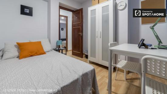 Habitación amueblada en apartamento de 5 dormitorios en Quatre Carreres - VALENCIA