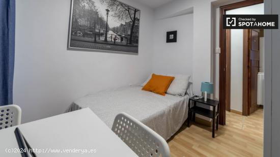 Habitación amueblada en apartamento de 5 dormitorios en Quatre Carreres - VALENCIA