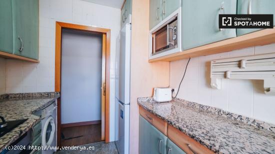 Se alquila habitación en piso de 4 dormitorios en Carabanchel, Madrid - MADRID