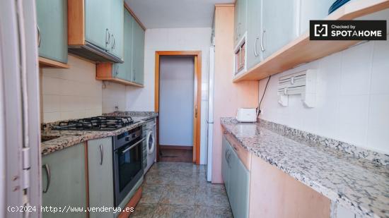 Se alquila habitación en piso de 4 dormitorios en Carabanchel, Madrid - MADRID