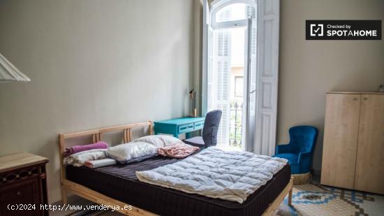 Amplia habitación en alquiler en un apartamento de 4 dormitorios en L'Eixample - VALENCIA