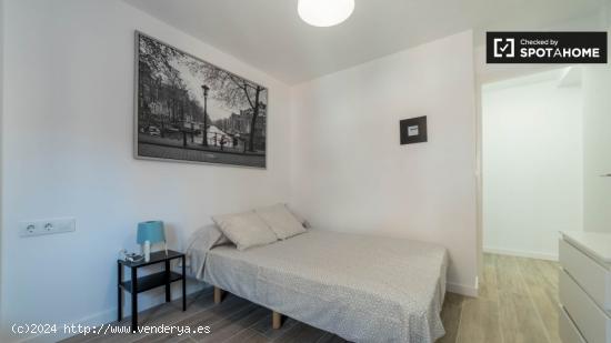 Amplia habitación en un apartamento de 4 dormitorios en Benimaclet - VALENCIA