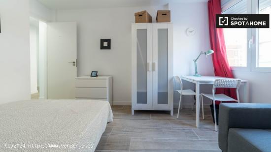 Amplia habitación en un apartamento de 4 dormitorios en Benimaclet - VALENCIA