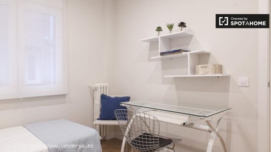 Habitación moderna en apartamento de 3 dormitorios en Chamartín. - MADRID