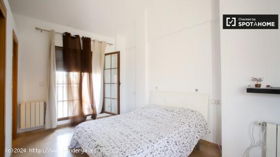 Habitación con balcón y baño privado en apartamento de 3 dormitorios en Campanar. - VALENCIA